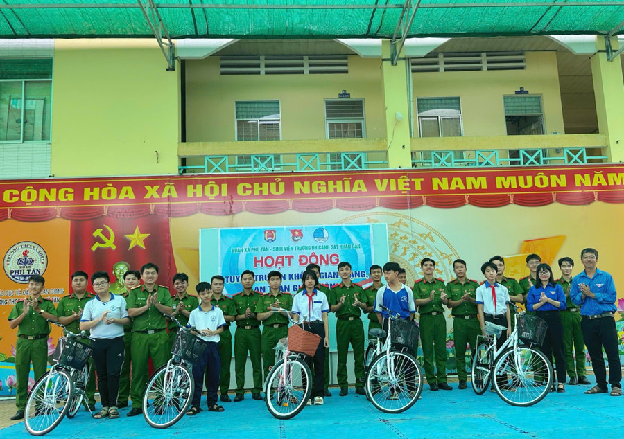 Trao quà "Tiếp sức đến trường" và tặng xe đạp cho các em học sinh. 1000050735.jpg
