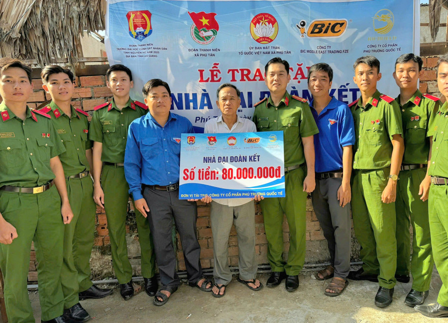 Trao tặng Nhà Đại đoàn kết cho hộ gia đình khó khăn. 1000050732.jpg