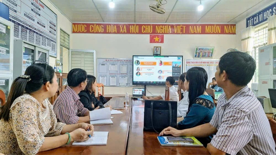 Giáo viên tham gia tập huấn kiến thức về chuyển đổi số. Ảnh: Trọng Nhân. 1000050744.jpg