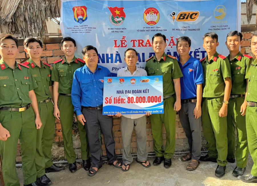 Trao tặng Nhà Đại đoàn kết cho gia đình khó khăn. 