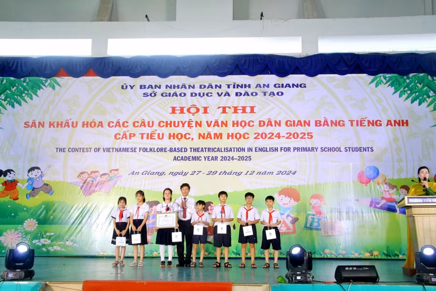 An Giang trao giải Hội thi Sân khấu hóa các câu chuyện Văn học dân gian bằng tiếng Anh cấp tiểu học năm học 2024-2025. (Ảnh: Trọng Nhân)