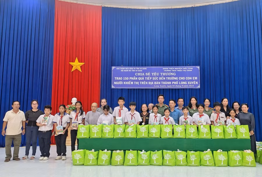 Trao hơn 150 phần quà "Tiếp sức đến trường" cho học sinh con em người khiếm thị. (Ảnh: Trọng Nhân).