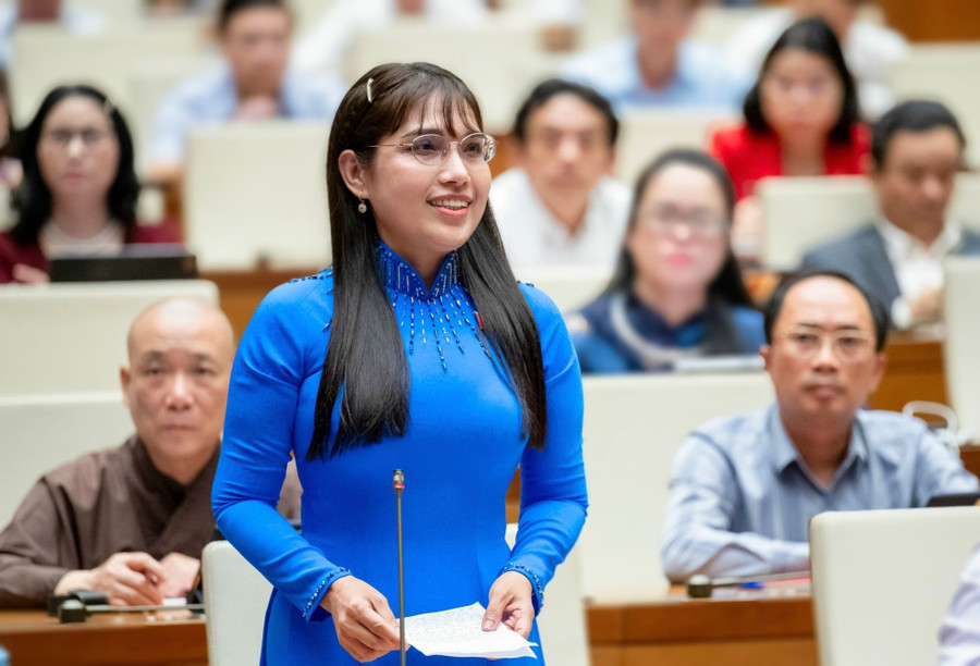 Bà Châu Quỳnh Dao, Bí thư Đảng ủy, Hiệu trưởng Trường THPT Ngô Sĩ Liên (phường Vĩnh Thông, tỉnh An Giang).