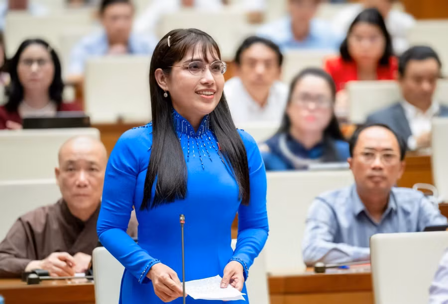 Bà Châu Quỳnh Dao, Bí thư Đảng ủy, Hiệu trưởng Trường THPT Ngô Sĩ Liên (phường Vĩnh Thông, tỉnh An Giang).