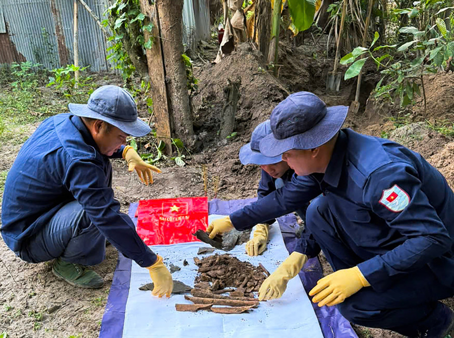 Đội K93 (Bộ CHQS tỉnh An Giang) quy tập hài cốt liệt sĩ trên đất Campuchia.