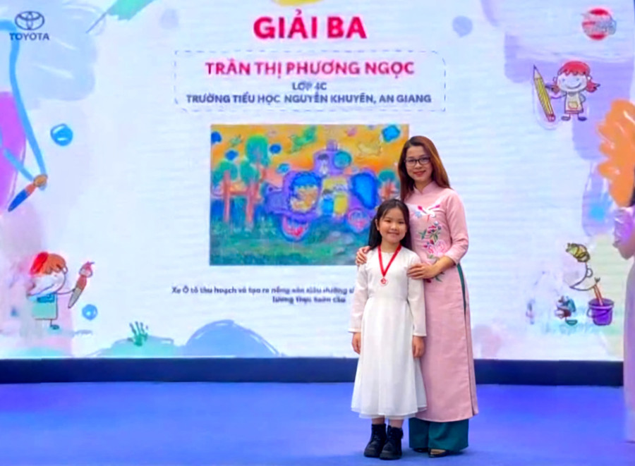 Học sinh và giáo viên hướng dẫn đạt giải Ba cuộc thi.