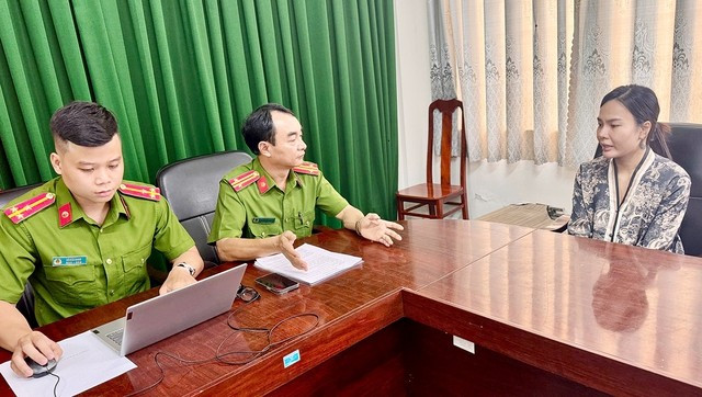 Nguyễn Thị Kim Hoa khai nhận tại cơ quan công an. (Ảnh: Tiến Tầm) 1000042969.jpg