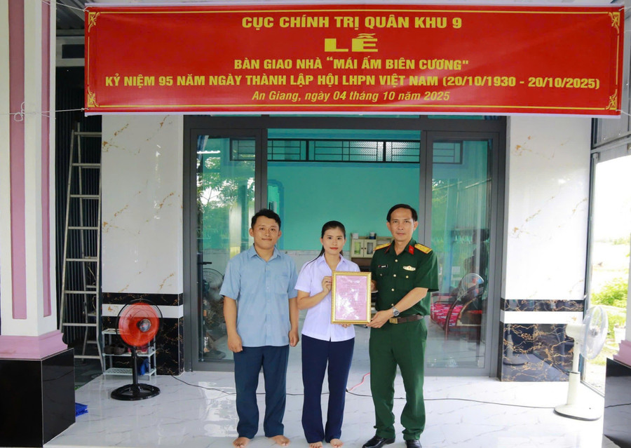Bàn giao nhà "Mái ấm biên cương" cho hộ gia đình phụ nữ.