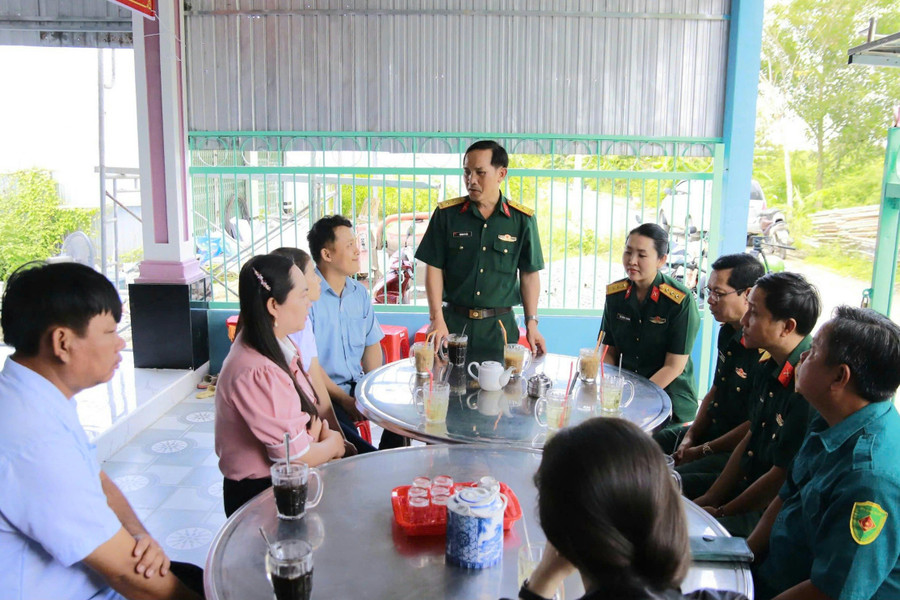 Đại diện Bộ Chỉ huy Quân sự tỉnh An Giang chúc mừng gia đình được nhận nhà "Mái ấm biên cương". 1000057273.jpg