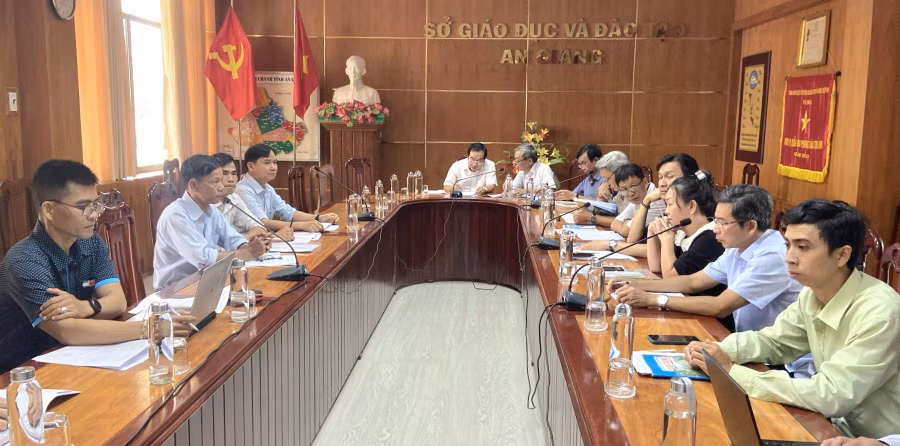 An Giang tiến hành thẩm định Tài liệu giáo dục địa phương lớp 9 và lớp 12. (Ảnh: T.N)