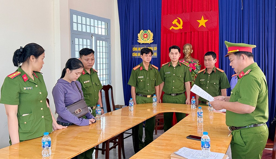 Cơ quan Cảnh sát Điều tra Công an An Giang thi hành các quyết định và lệnh bắt tạm giam Nguyễn Thị Kim Phương. (Ảnh: Tiến Tầm).