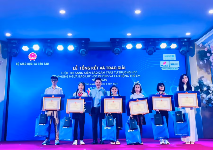 Em Nguyễn Lâm Nhã Uyên (đứng giữa) tại Lễ trao giải.