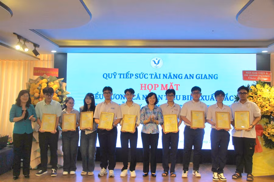 Quỹ Tiếp sức Tài năng An Giang trao khen thưởng, hỗ trợ cho các cá nhân tiêu biểu.