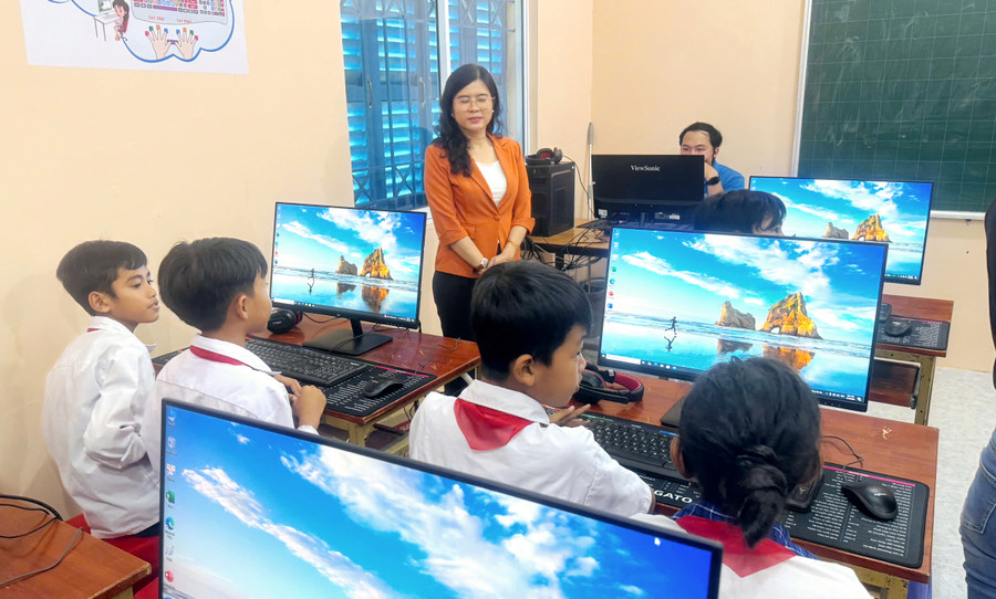 Trao tặng phòng máy vi tính cho học sinh tiểu học dân tộc tại An Giang.