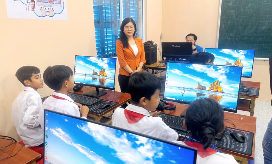Trao tặng phòng máy vi tính cho học sinh tiểu học dân tộc tại An Giang.