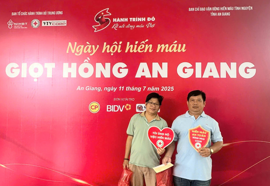 Các tình nguyện viên tham gia hiến máu tại Chương trình "Giọt hồng An Giang". Ảnh: Trọng Nhân. 1000047159.jpg