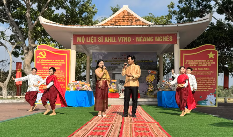 Tiết mục văn nghệ ôn lại lịch sử anh hùng của chị Neáng Nghés.