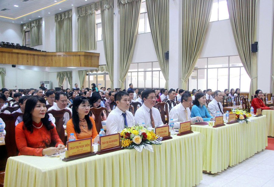 Lãnh đạo tỉnh An Giang và đại biểu tham dự hội nghị. (Ảnh: Trọng Nhân) 1000043234.jpg