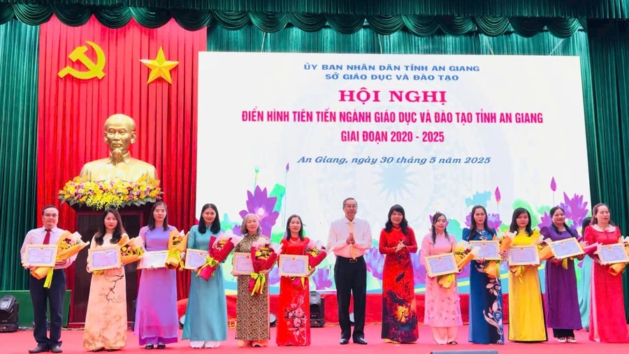 An Giang nhân rộng điển hình tiên tiến ngành GD&ĐT. (Ảnh: Trọng Nhân)