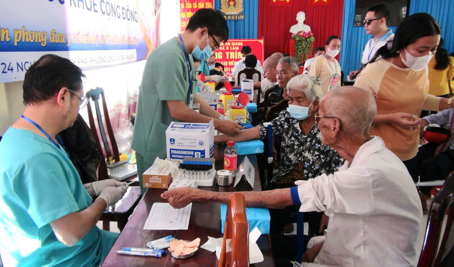 Khám bệnh, cấp phát thuốc miễn phí cho bà con Khmer. Ảnh: Châu Phong. 1000056502.jpg