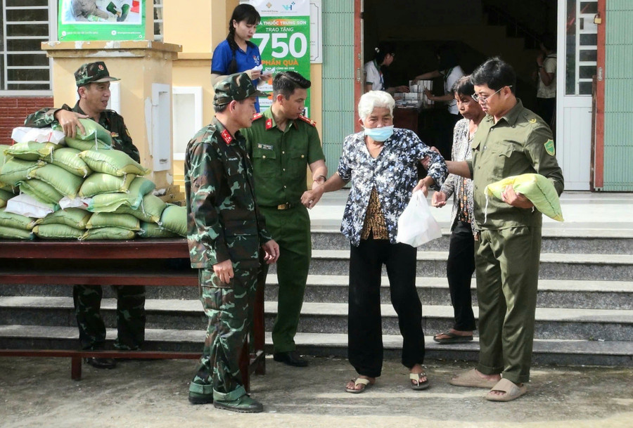 Trao quà cho bà con Khmer khó khăn. Ảnh: Châu Phong. 1000056501.jpg