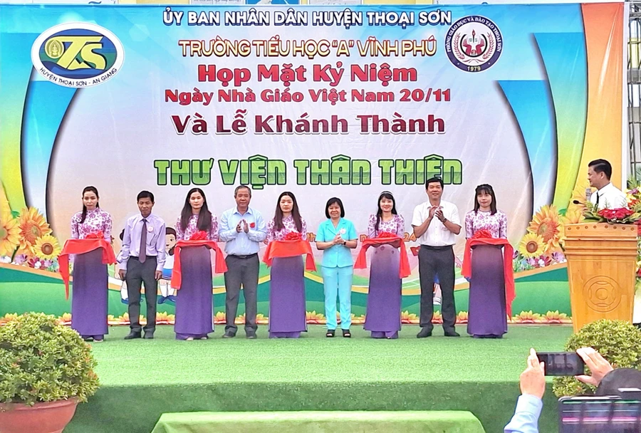 Lễ khánh thành thư viện thân thiện tại Trường Tiểu học A Vĩnh Phú (huyện Thoại Sơn, An Giang). 