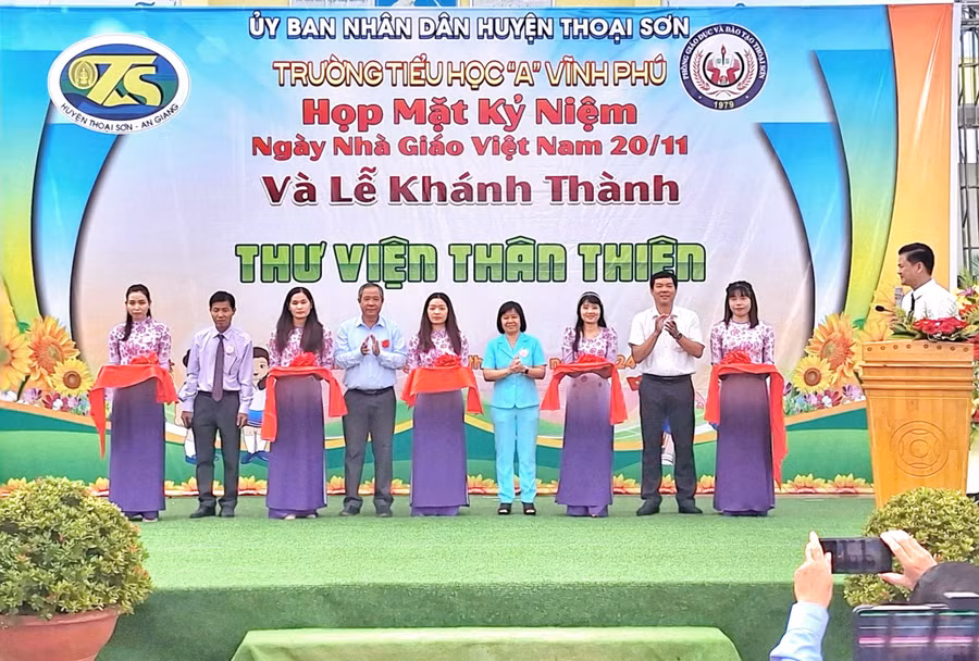 Lễ khánh thành thư viện thân thiện tại Trường Tiểu học A Vĩnh Phú (huyện Thoại Sơn, An Giang). 