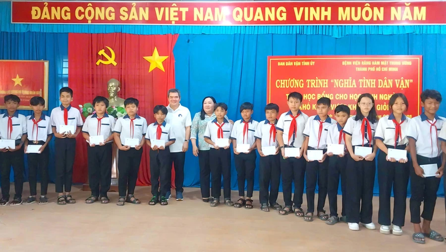 An Giang trao 100 suất học bổng "Nghĩa tình dân vận" cho học sinh nghèo vượt khó. 