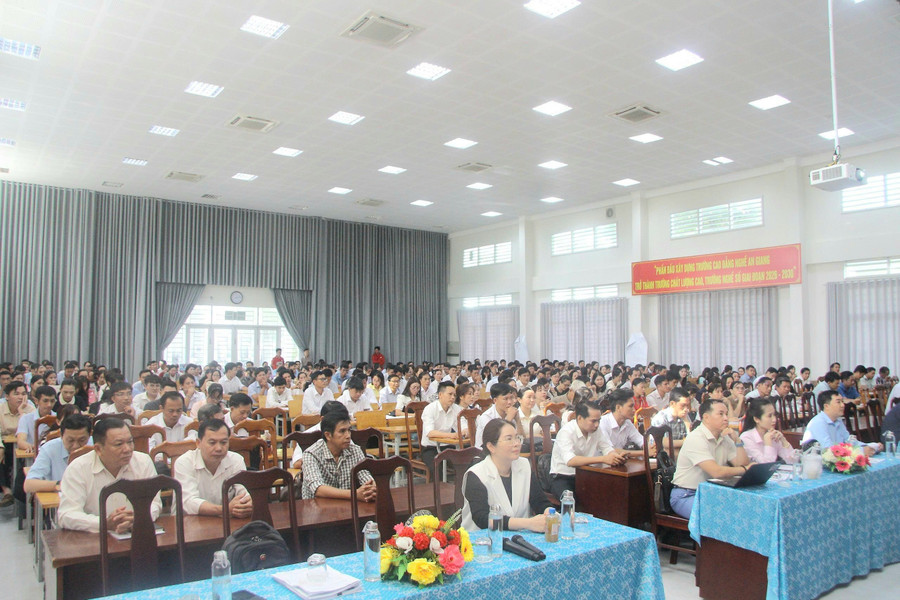 Đại biểu, cán bộ quản lý và giáo viên tham dự khai mạc tập huấn. 1000058066.jpg