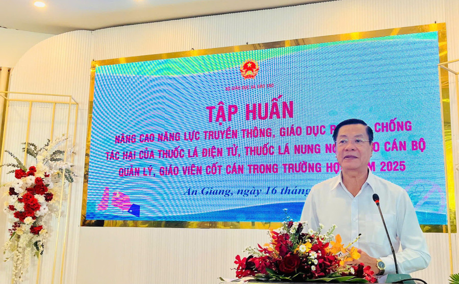 Ông Huỳnh Văn Hóa, Phó Giám đốc Sở GD&ĐT An Giang phát biểu chào mừng. 1000058068.jpg