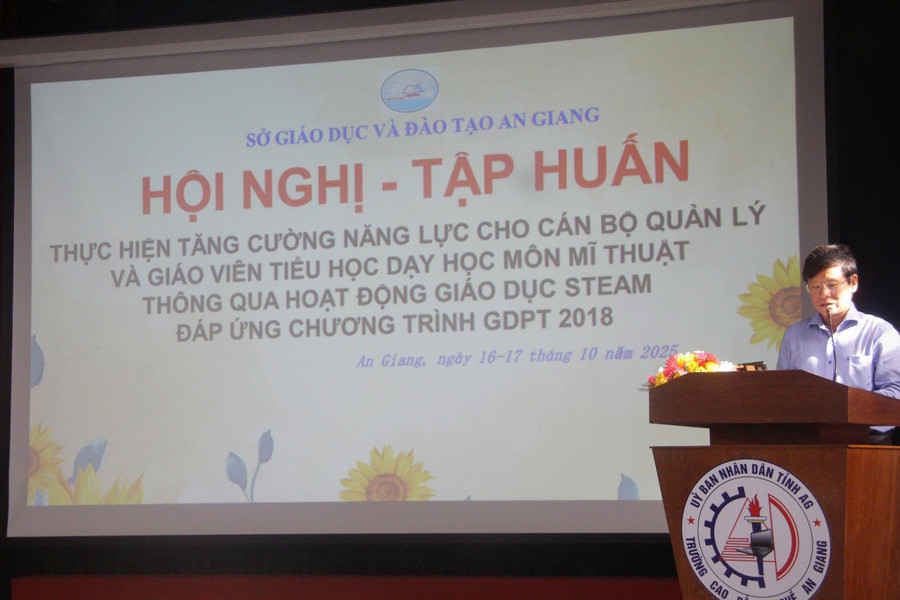 Ông Võ Văn Quới - Phó trưởng Phòng Giáo dục Phổ thông (Sở GD&ĐT) phát biểu khai mạc tập huấn. 1000058063.jpg