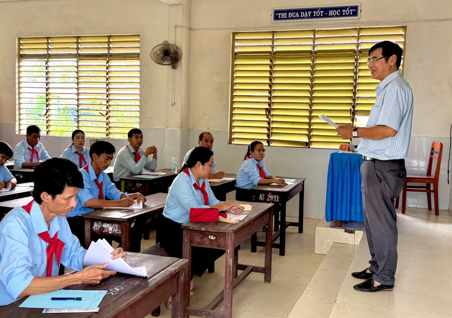 Các thí sinh dự thi phần lý thuyết. 1000043866.jpg
