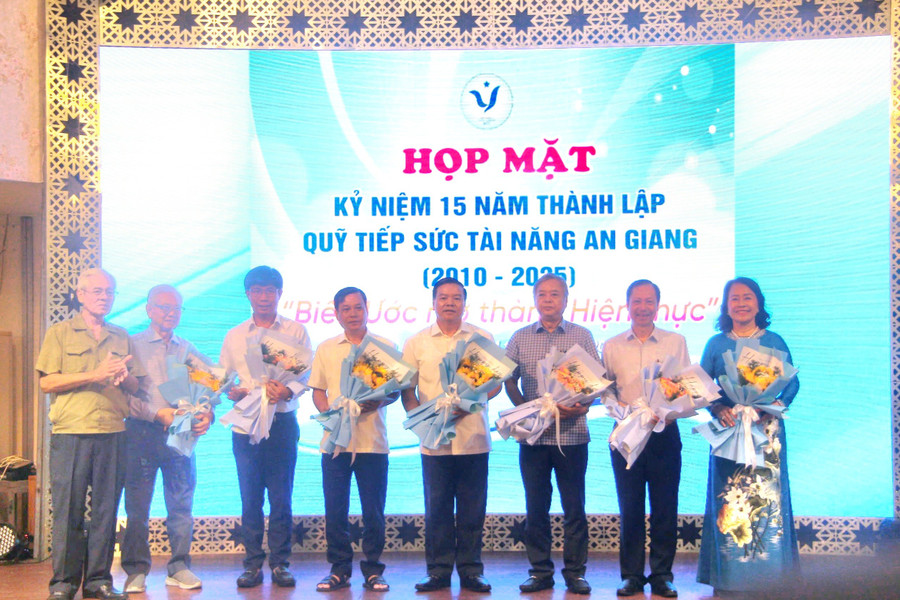 Tặng hoa tri ân các tổ chức, cá nhân đóng góp Quỹ tại buổi Họp mặt. (Ảnh: Trọng Nhân) 1000042062.jpg