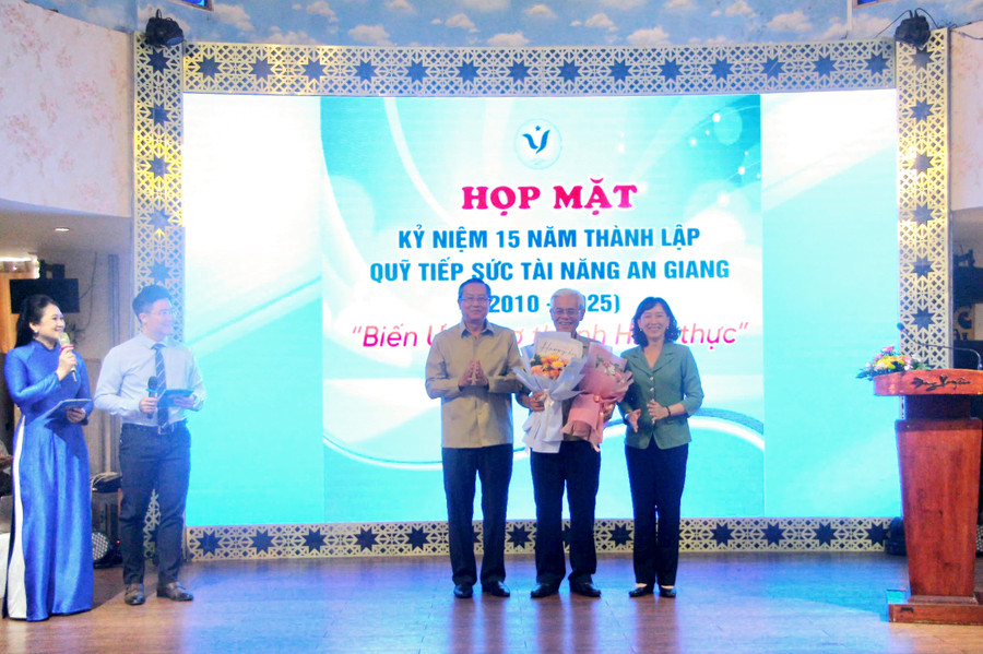 Lãnh đạo tỉnh tặng hoa tri ân Chủ tịch Hội đồng quản lý Quỹ Tiếp sức tài năng An Giang. (Ảnh: Trọng Nhân) 1000042069.jpg
