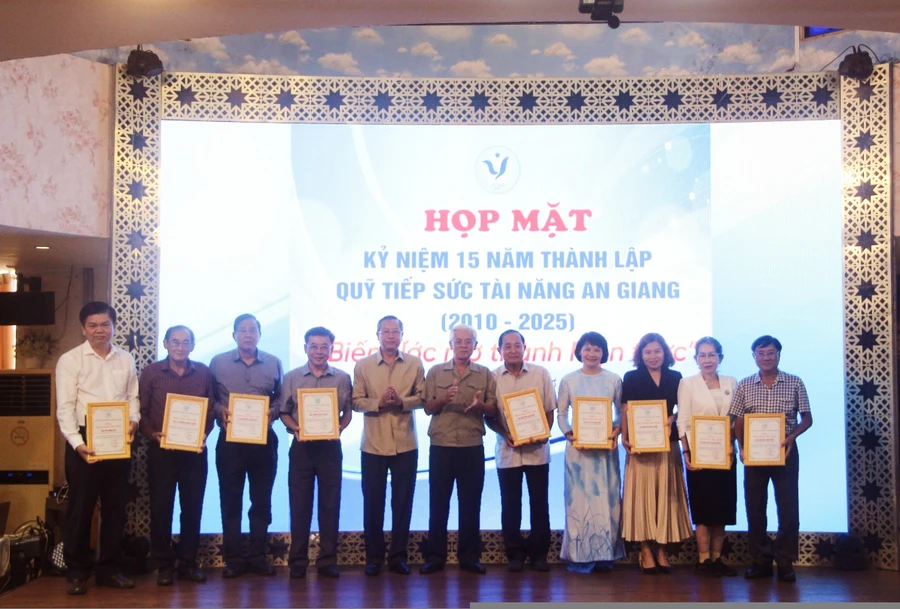 Quỹ Tiếp sức Tài năng An Giang họp mặt kỷ niệm 15 năm thành lập. (Ảnh: Trọng Nhân) 