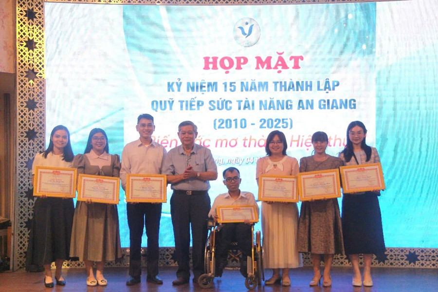 Trao khen thưởng các cá nhân xuất sắc. (Ảnh: Trọng Nhân) 1000042077.jpg
