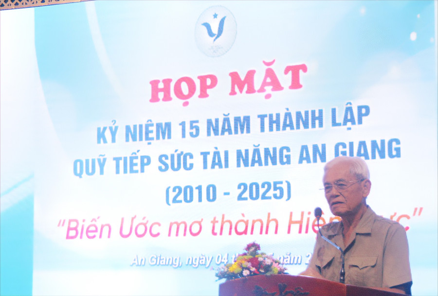 Ông Nguyễn Hữu Khánh – Nguyên Bí thư Tỉnh ủy An Giang, Chủ tịch Hội đồng quản lý Quỹ Tiếp sức tài năng An Giang phát biểu đáp từ tại buổi Họp mặt. (Ảnh: Trọng Nhân) 1000042070.jpg