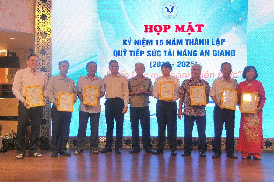Trao Bảng vàng vinh danh các tổ chức, cá nhân có nhiều đóng góp cho Quỹ. (Ảnh: Trọng Nhân) 1000042064.jpg