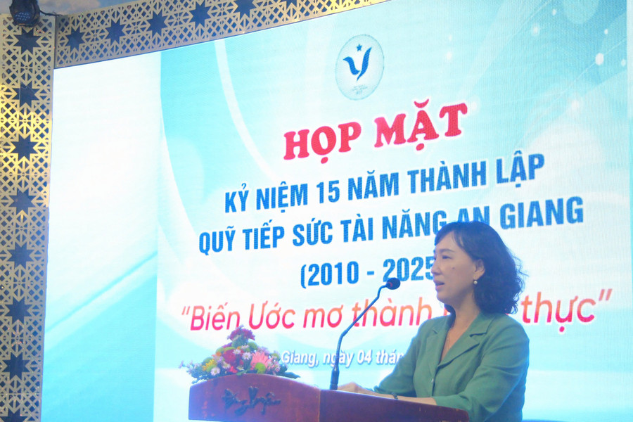 Bà Nguyễn Thị Minh Thúy – Phó Chủ tịch UBND tỉnh An Giang phát biểu tại buổi Họp mặt. (Ảnh: Trọng Nhân) 1000042071.jpg