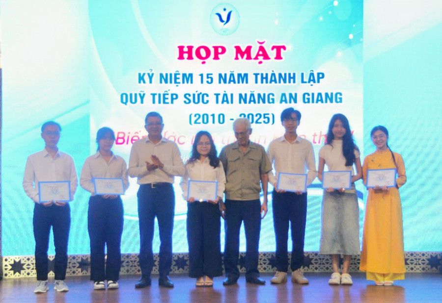Trao hỗ trợ sinh viên có hoàn cảnh đặc biệt khó khăn. (Ảnh: Trọng Nhân) 1000042063.jpg