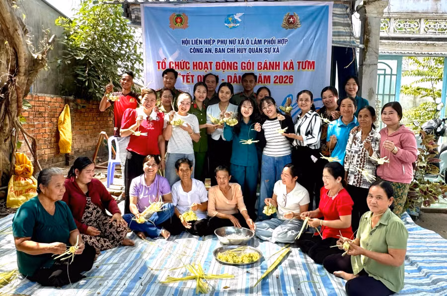 Hội viên phụ nữ, cùng cán bộ, chiến sĩ Công an và lực lượng dân quân tham gia gói, làm bánh Ka Tum.