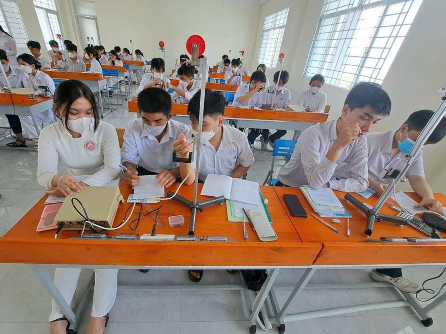 Tiết thực hành của học sinh hệ THPT tại Trung tâm. 1000051067.jpg