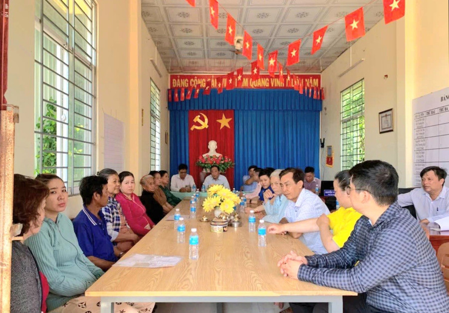 Chính quyền địa phương và người dân tham dự buổi ra mắt mô hình. 1000051056.jpg