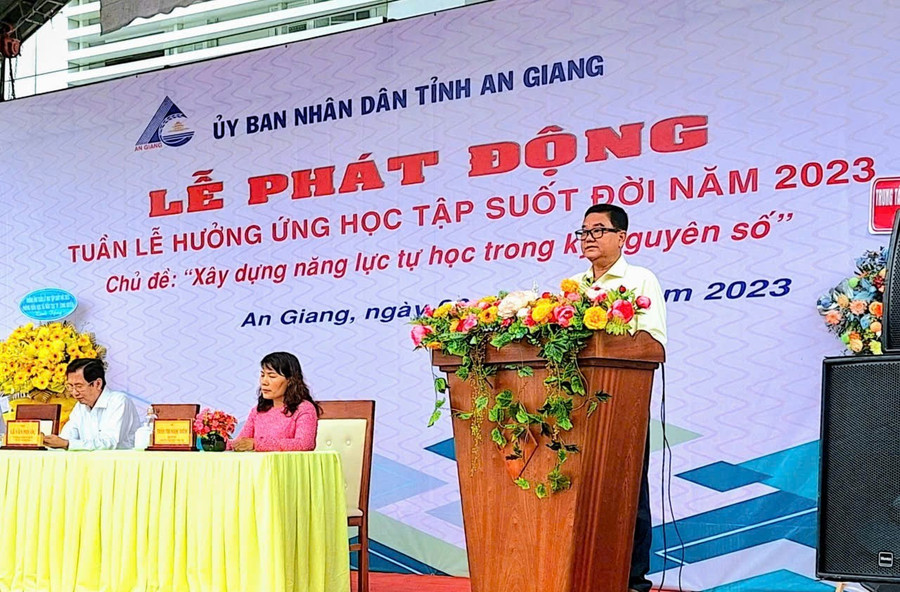 Trung tâm GDTX An Giang cùng Sở GD&ĐT tổ chức Lễ phát động Tuần lễ học tập suốt đời. Ảnh: Trọng Nhân. 1000051070.jpg