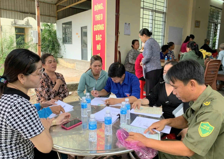 Đội ngũ cán bộ, đoàn viên hướng dẫn, hỗ trợ người dân thực hiện các thủ tục hành chính. 1000051055.jpg