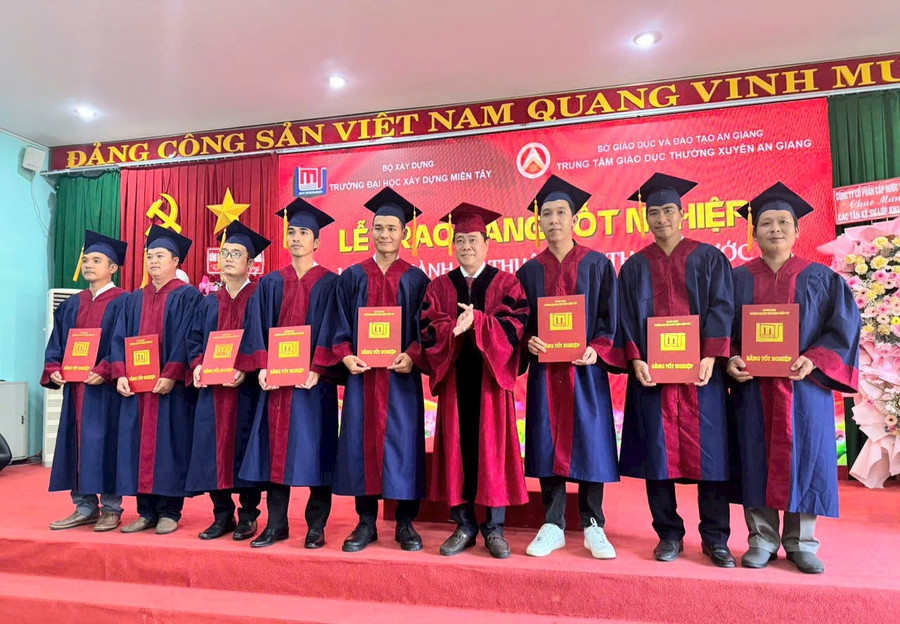 Lễ trao bằng tốt nghiệp Cao đẳng - Đại học do Trung tâm liên kết đào tạo. 1000051071.jpg