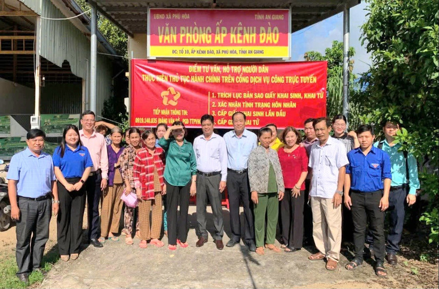 Xã Phú Hòa, tỉnh An Giang ra mắt mô hình "Điểm tư vấn, hỗ trợ người dân thực hiện thủ tục hành chính” tại vùng sâu, vùng xa.
