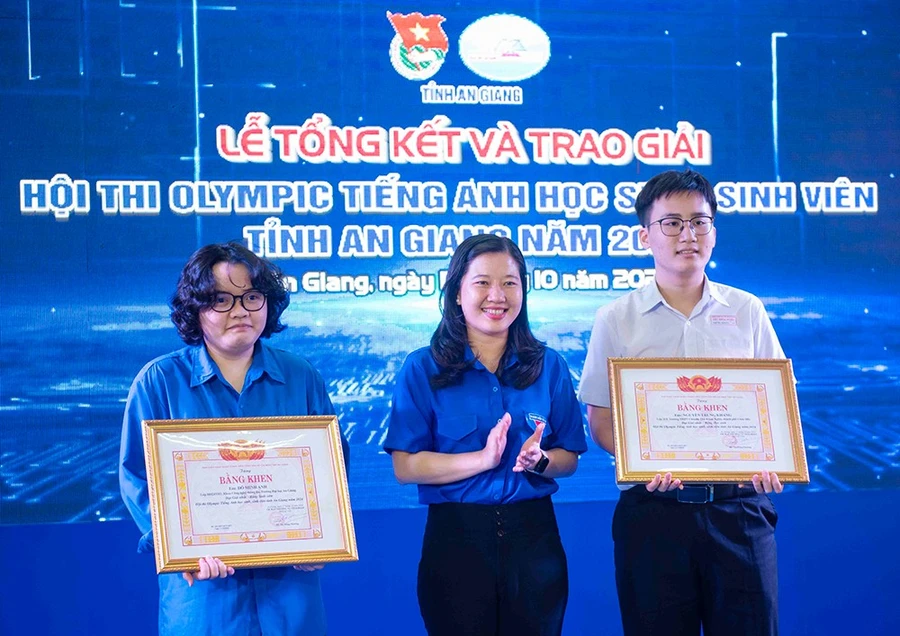 An Giang trao giải Hội thi Olympic tiếng Anh học sinh, sinh viên năm 2024. (Ảnh: T.H) 