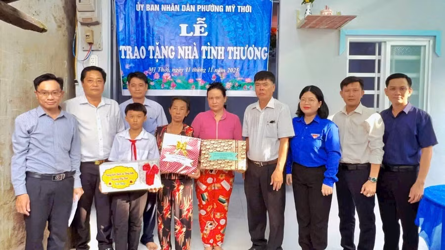 Lễ trao tặng nhà tình thương cho học sinh khó khăn.