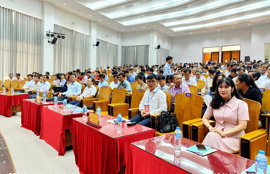 Đại biểu trực tiếp tham dự tập huấn công tác coi thi. Ảnh: HH. 1000044590.jpg